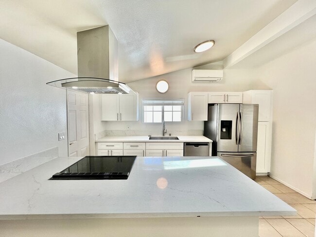 Building Photo - Beautiful 3B/2BA located in Sera Mesa with...
