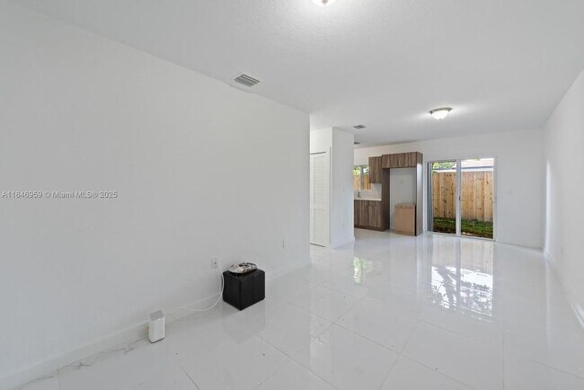 Foto del edificio - 3 bedroom in Miami FL 33142