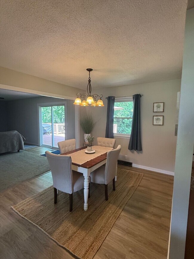 Foto del edificio - 112 Cottonwood Dr