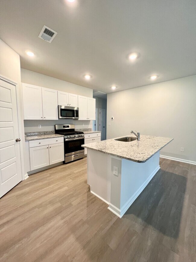 Building Photo - FOUR Bedrooms! SUPREME location! Move in ready!