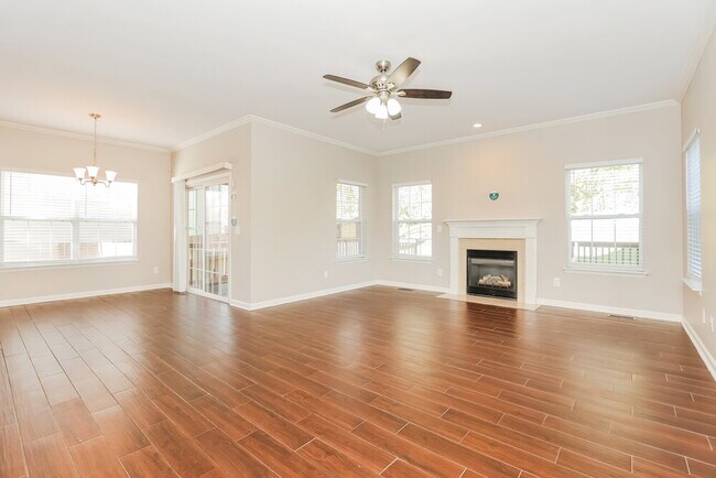Building Photo - 6005 Crestview court