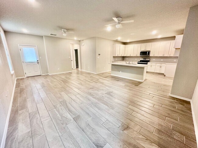 Building Photo - Imagine the Possibilities ~ 5BR/3.5 BA Hom...