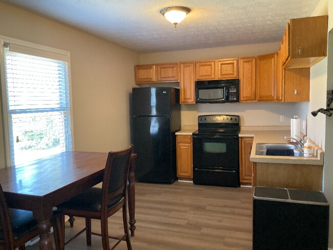 Foto del edificio - 220 Larchwood Dr