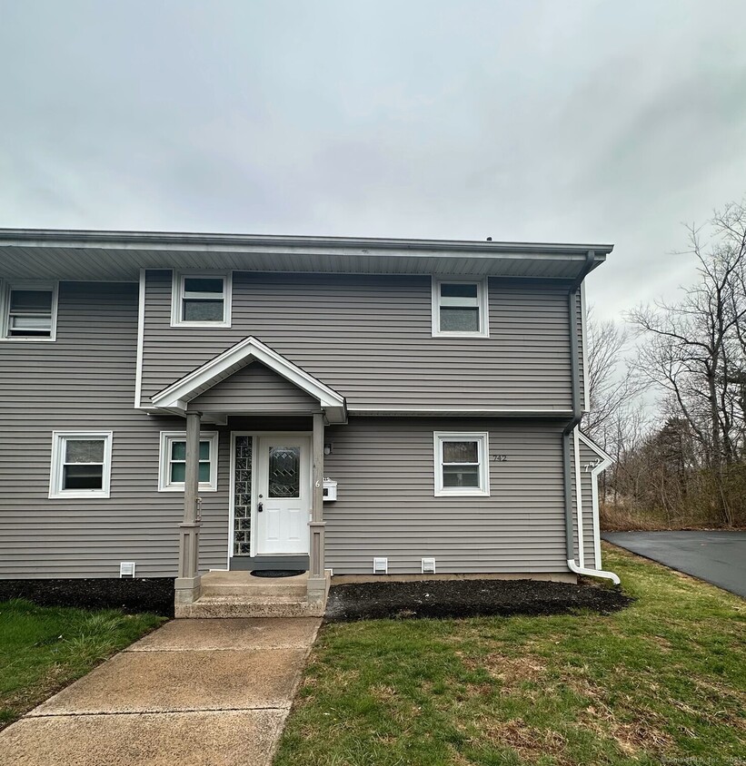 Primary Photo - 742 Center St