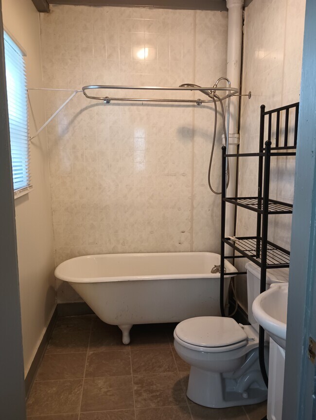 Baño - 126 1st St