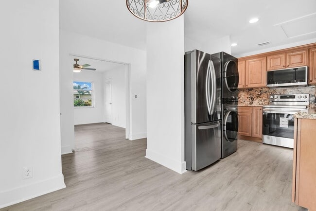 Building Photo - 8807 Bella Vista Dr