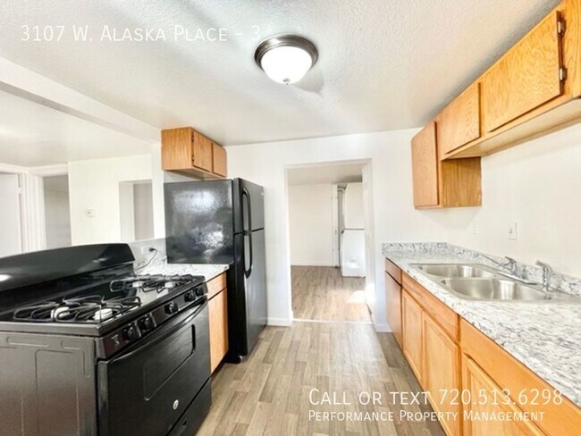 Building Photo - Garden Level Unit With PRIVATE FENCED IN Y...