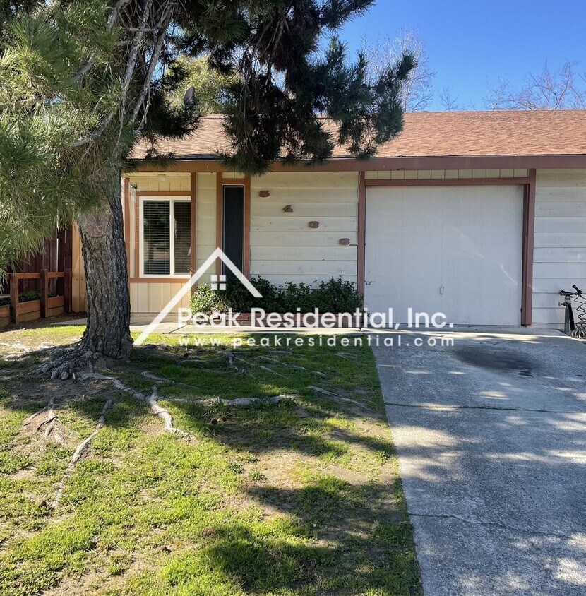 Primary Photo - Spacious Fair Oaks 2bd/1ba Duplex with 1 C...
