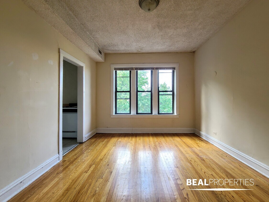 Foto principal - 3523 N Racine Ave