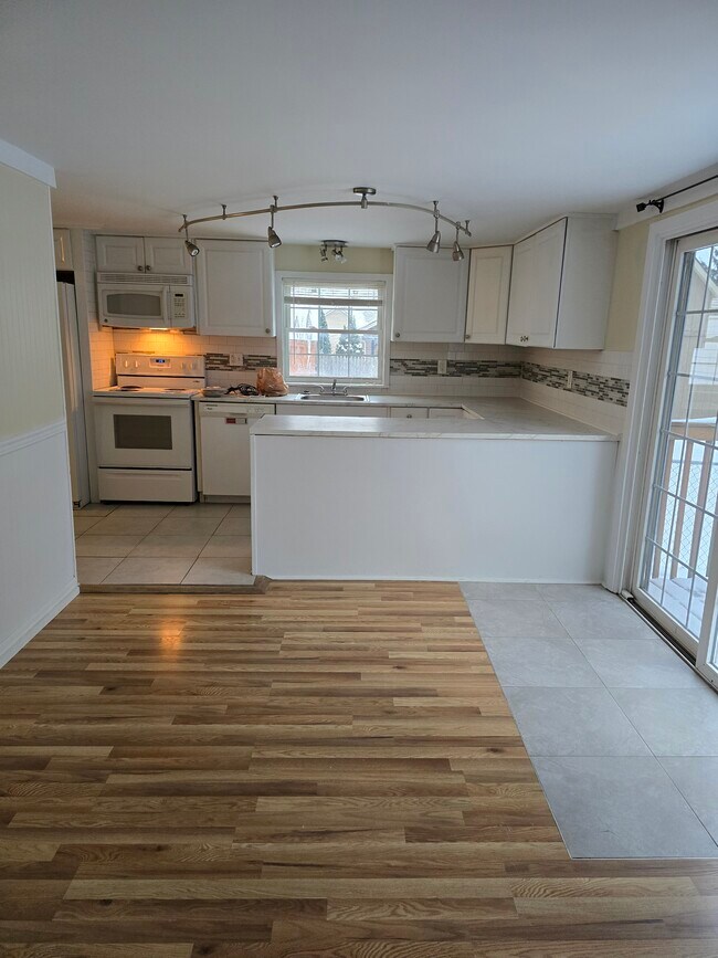 kitchen/dining - 4435 Clifford Rd House