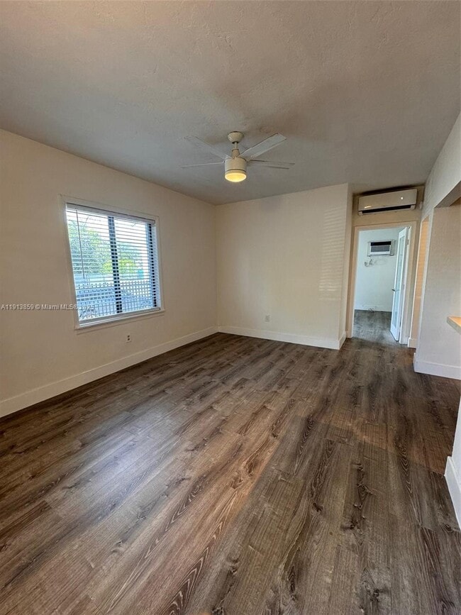 Foto del edificio - 570 NE 69th St