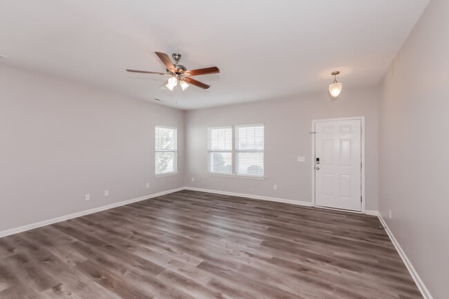 Building Photo - 3355 Saddlebrook Dr