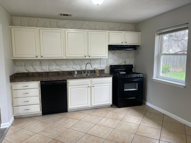 Photo - 1008 Sharon Dr House