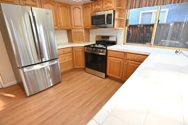 Foto del edificio - Charming 4-Bedroom 2 bath 2 car garage Home in desirable San Jose Neighborhood