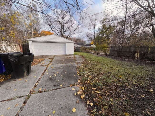 Foto del edificio - Stunning 3 Bedroom Brick Bungalow on Eastside of Detroit, Move in ready!