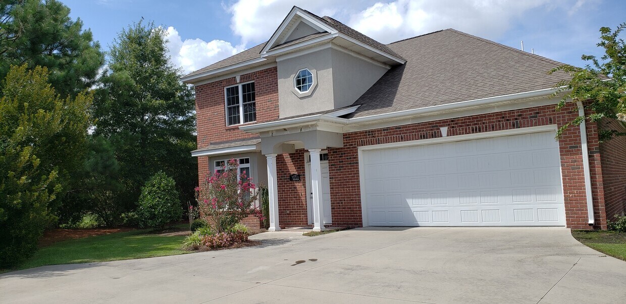 Foto principal - 3-bedroom brick home