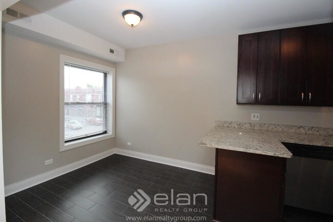 Foto del edificio - 3718 W Fullerton Ave