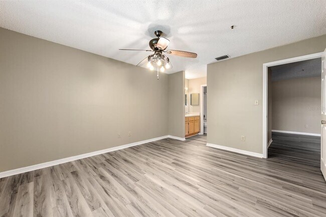 Foto del edificio - 4057 Crockers Lake Blvd
