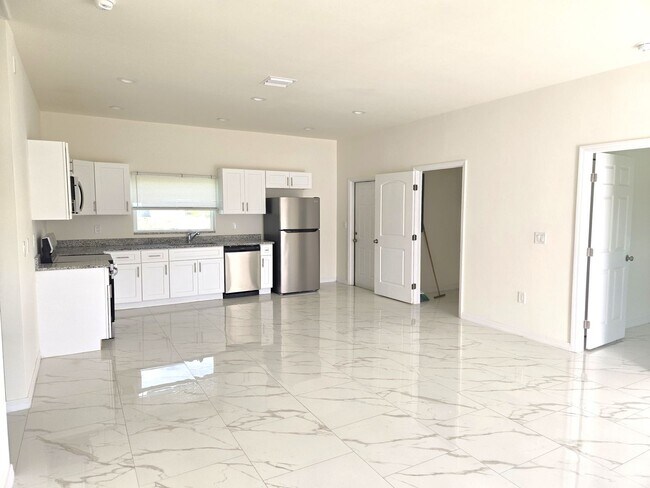 Foto del edificio - Great location in Lehigh Acres-Three Bedroom 2 bath/ Large Back yard!