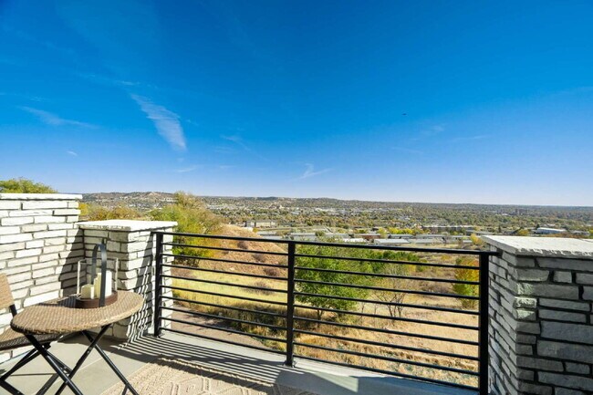 Foto del edificio - Like New 2024 Luxury Home with Breathtaking City Views