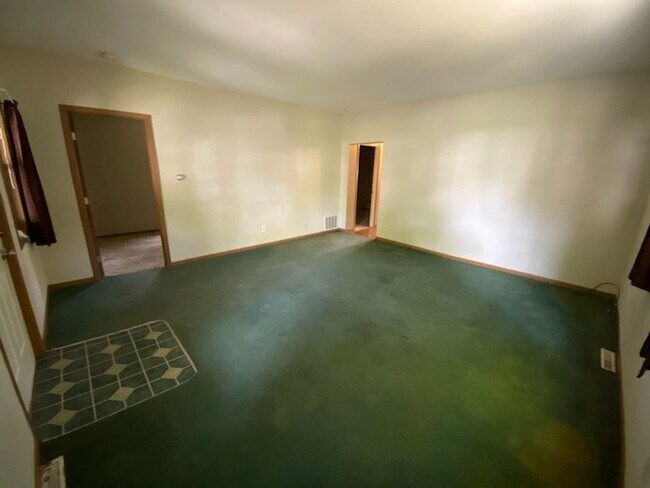 Foto del edificio - WHOLE HOUSE: 3 Bed 1 Bath close to UWEC! Available June 1st