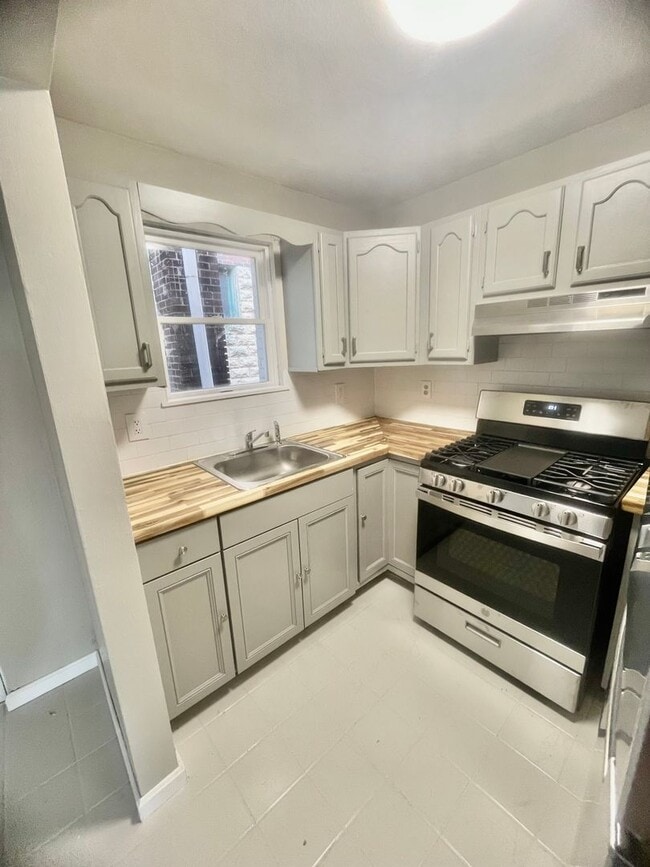Building Photo - UPDATED 2 Bed 2 Bath-Pittsburgh Pa