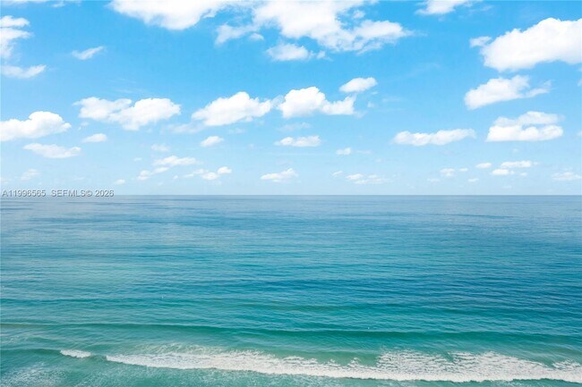 Foto del edificio - 15901 Collins Ave
