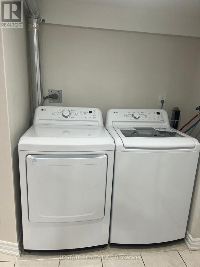 Building Photo - 35 Cobblehill Crescent