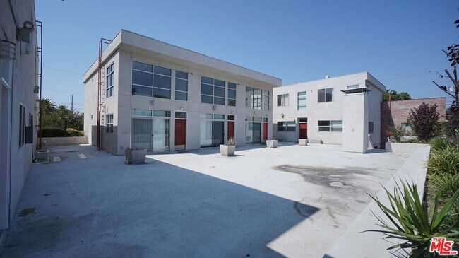 Building Photo - 922 W 23rd St