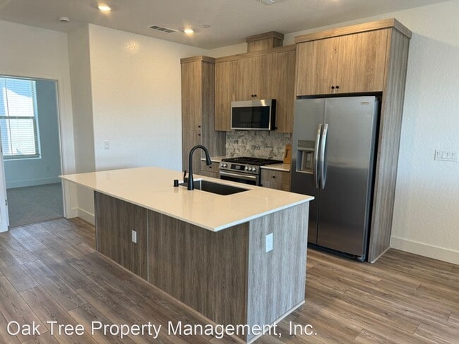 Foto del edificio - 3 br, 2 bath House - 569 N. Helm Lane