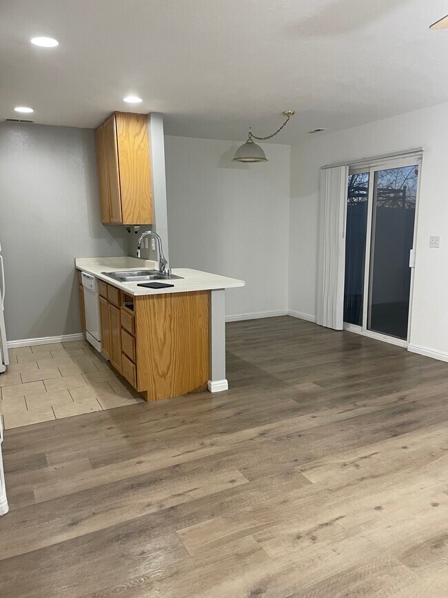 Foto del edificio - 1420 W Salvia Pl