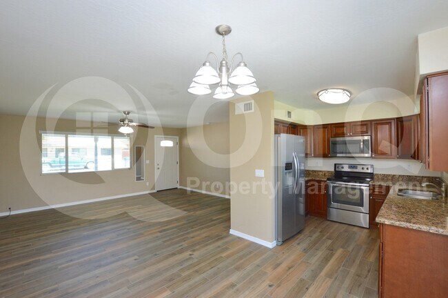 Building Photo - 729 E Laredo St