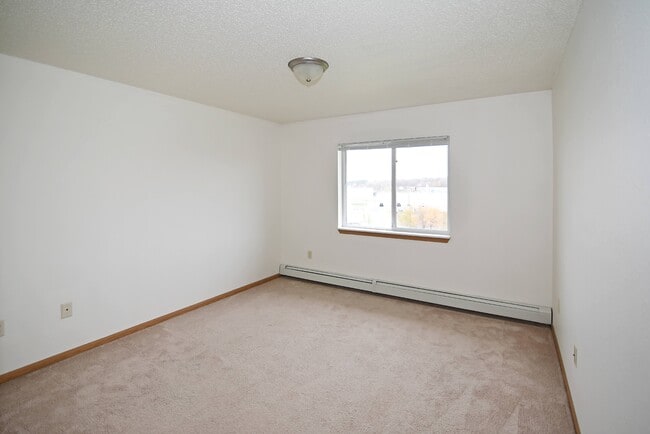 Building Photo - Hillcrest Apartments