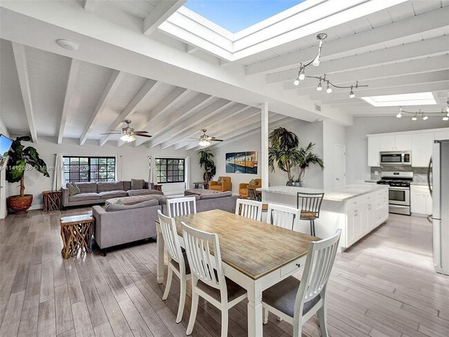 Building Photo - 2500 NE 19th St