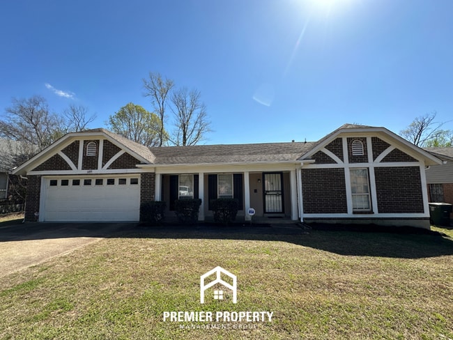 Modern 3BR/2BA Home in 38141 | Vaulted Ceilings, Fireplace & 2-Car Garage - Modern 3BR/2BA Home in 38141 | Vaulted Ceilings, Fireplace & 2-Car Garage