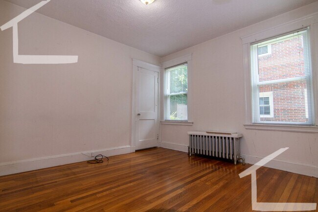 Foto del edificio - Steps from the T Stop. Large 2 Levels Unit...