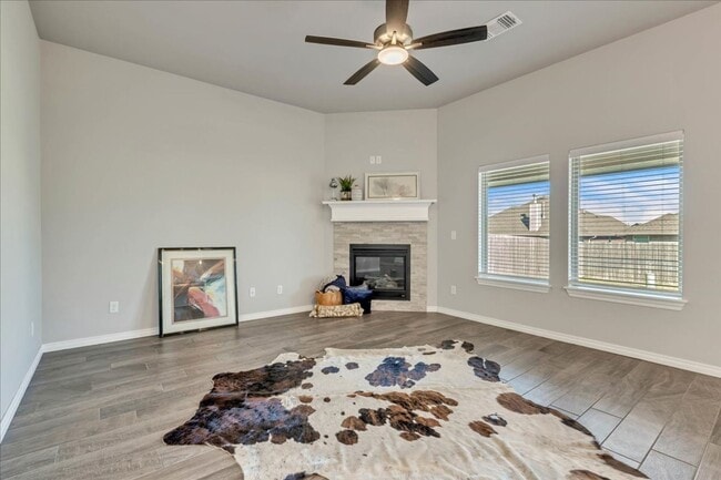 Foto del edificio - Nearly New Yukon Schools