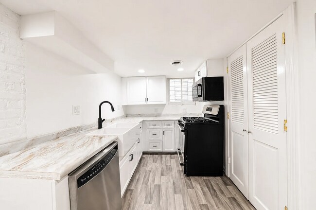 Foto del edificio - 2642 N California Ave