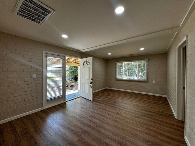 Building Photo - 12-768