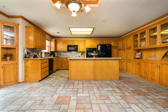 Building Photo - 4 Bedrooms 3 bathrooms, OFFICE 2 living ro...
