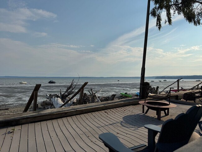 Foto del edificio - Beach House, Fully Furnished, Short Term January-May (includes all utilities and internet)