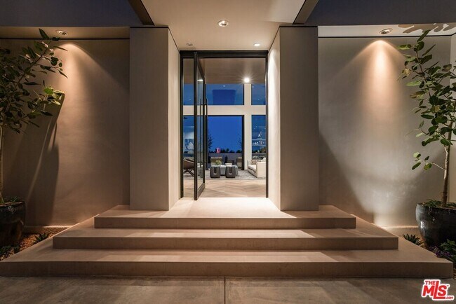 Foto del edificio - 9405 Sierra Mar Pl