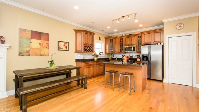 Building Photo - 3 br, 2 bath Condo - 6545 N Sacramento Ave