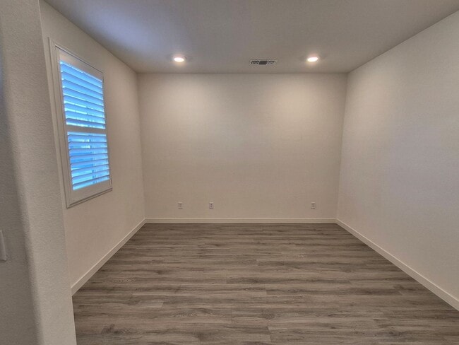 Building Photo - Gorgeous 4 Bedroom 3.5 bath with loft