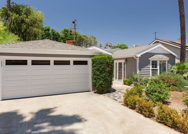 Foto del edificio - *Unfurnished* Gorgeous 4-Bed Oasis with Po...