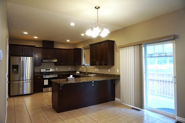 Foto del edificio - 4 Bedroom, 3 Bath House Available in July!