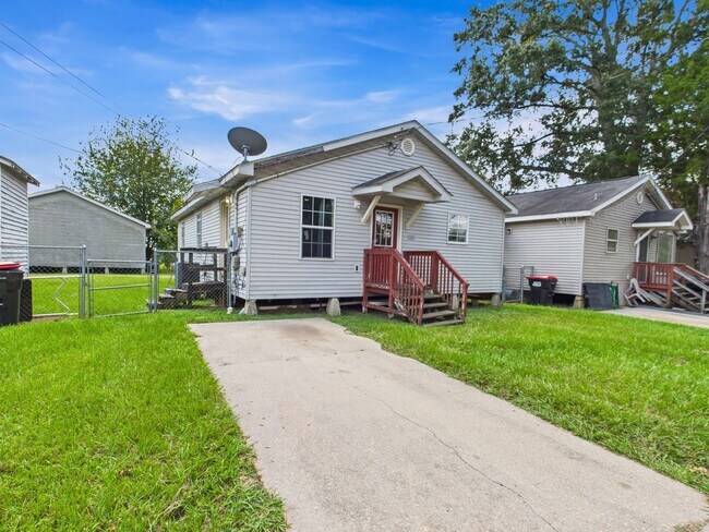 Building Photo - 3 bed, 2 bath home now available in Lafaye...