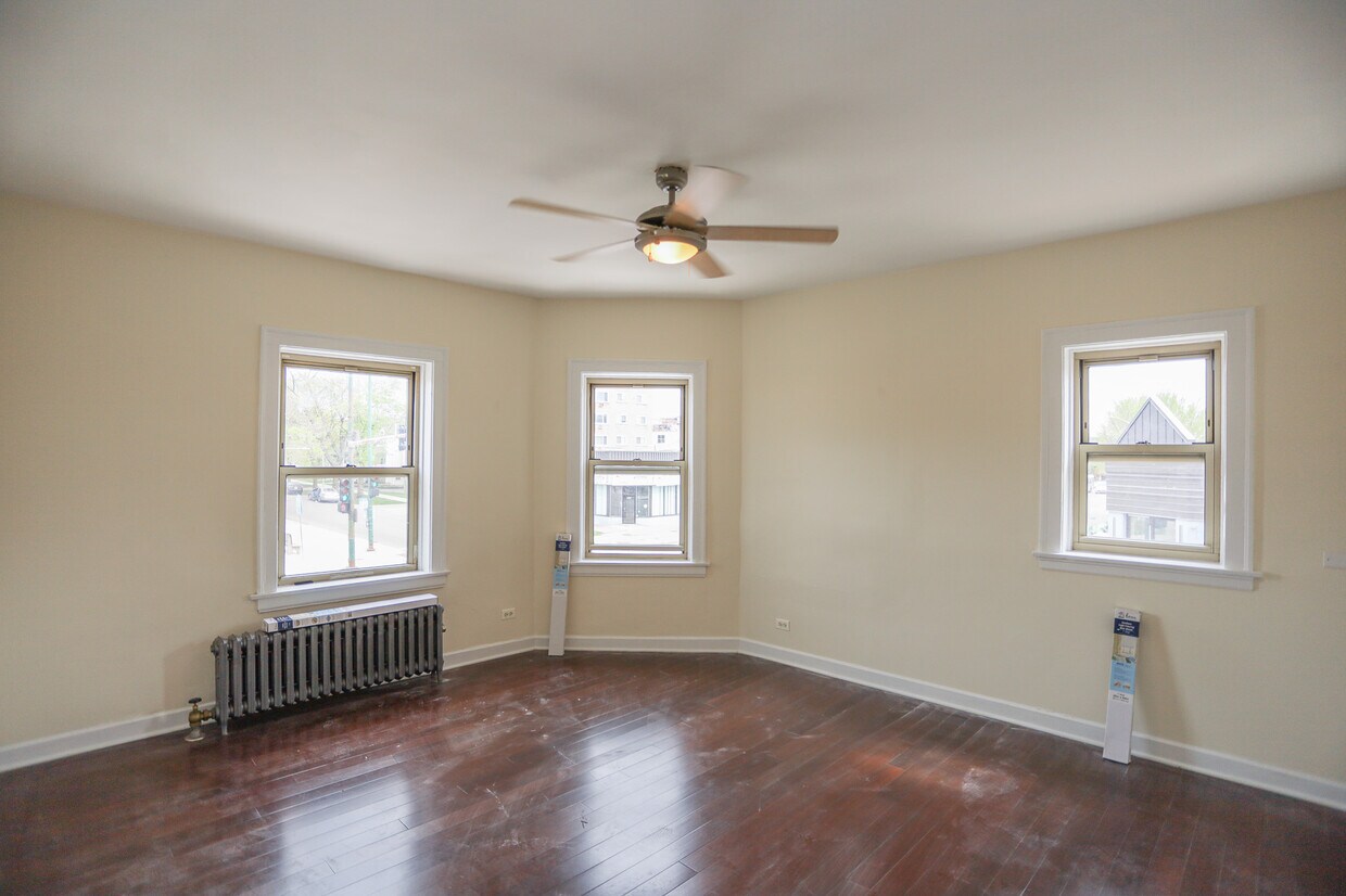 Foto principal - 7002 N Western Ave