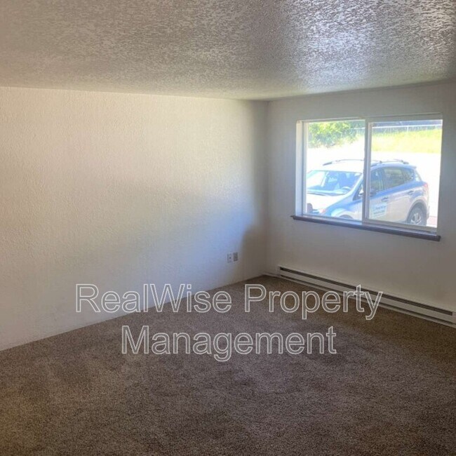 717 NW B St Unit B, Grants Pass, OR 97526 Condo for Rent in Grants