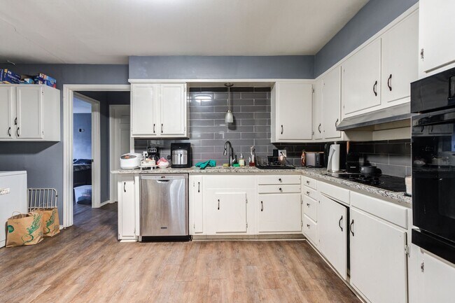 Foto del edificio - Rare find 5-bedroom 4-bathroom home near T...